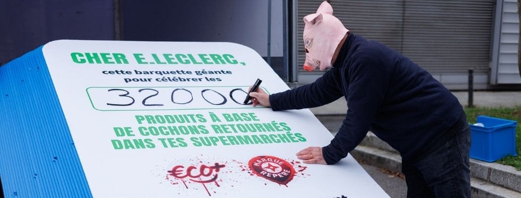 barquette géante déposée par l'association L214 devant le siège de E.Leclerc